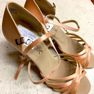 Capezio ballroom shoe champagne color. I have 2